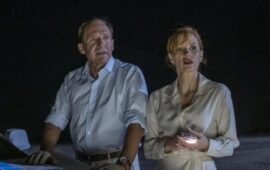 Рэйф Файнс и Джессика Честейн совершают злодеяние в марокканской пустыне в трейлере триллера «Прощенный»