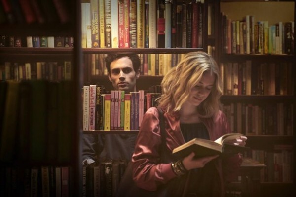 Что читает самый романтичный маньяк: обсуждаем книжную полку Джо из сериала «Ты»