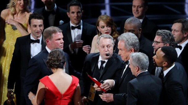 Доставка пиццы и падение Дженнифер Лоуренс: 8 самых смешных и нелепых моментов «Оскара» за всю историю премии