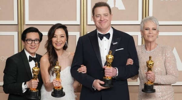 Триумфы, мемы и трогательные речи: чем нам запомнился «Оскар-2023»