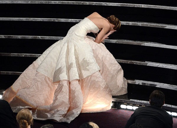 Доставка пиццы и падение Дженнифер Лоуренс: 8 самых смешных и нелепых моментов «Оскара» за всю историю премии