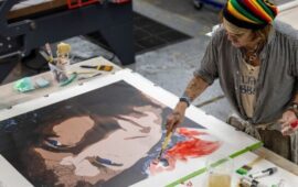 Джонни Депп зарабатывает тысячи долларов, продавая написанные им портреты знаменитостей