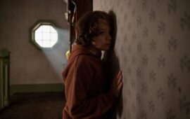 Лиззи Каплан и Энтони Старр скрывают зловещий секрет в трейлере хоррора «Паутина»