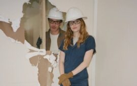 Эмма Стоун и Нэйтан Филдер готовятся преобразовывать дома в зловещем тизере сериала «Проклятие»