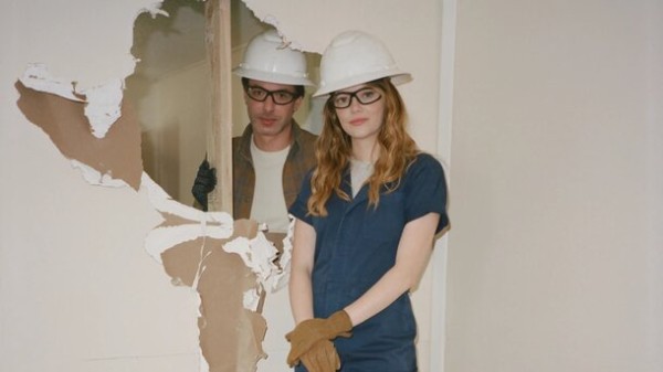 Эмма Стоун и Нэйтан Филдер готовятся преобразовывать дома в зловещем тизере сериала «Проклятие»
