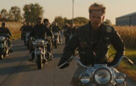 Джоди Комер присоединяется к мотоклубу Тома Харди и Остина Батлера в трейлере драмы «Байкеры»