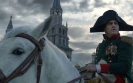 Хоакин Феникс атакует Россию на новых кадрах из фильма «Наполеон»