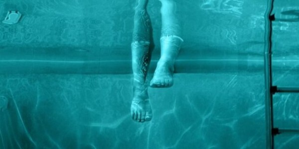В бассейне скрывается зло в трейлере хоррора «Ночное плавание»