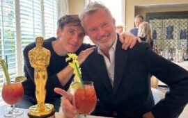 🖼 Киллиан Мерфи празднует с Сэмом Нилом победу на «Оскаре».