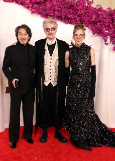 🔁🖼 Оказывается, самый изобретательный наряд на «Оскаре» был у фотографа Донаты …
