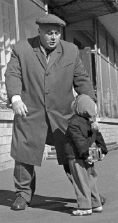 🔁🖼 Евгений Моргунов со своим юным поклонником, 1963 год. Молодость