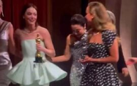 [GIF] Эмма и Дженнифер за кулисами после победы первой. #Оскар2024