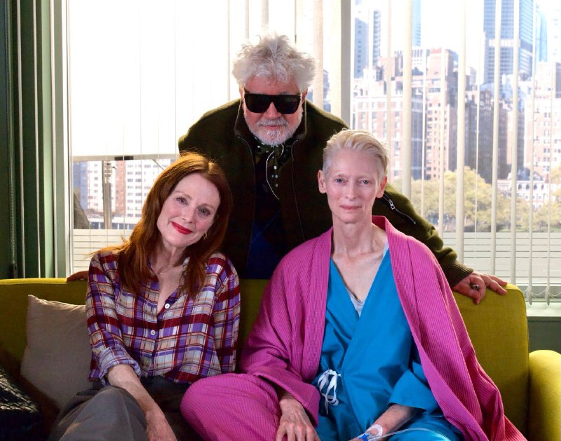🖼 Джулианна Мур, Педро Альмодовар и Тильда Суинтон в Нью-Йорке на съемках первого...