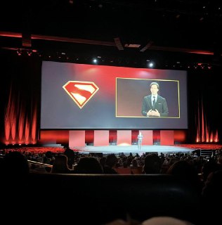 1712806054_novyj-logotip-supermena-pryamikom-s-cinemacon.jpg