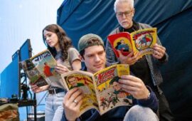 🖼 Рэйчел Броснахэн, Дэвид Коренсвет и режиссер Джеймс Ганн читают комиксы на съе…