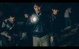 Трейлер фильма «Только течёт река» Вэя Шуцзюня — нуарный детектив, премьера котор…